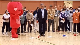 市長とみまもりんごのエキシビジョン