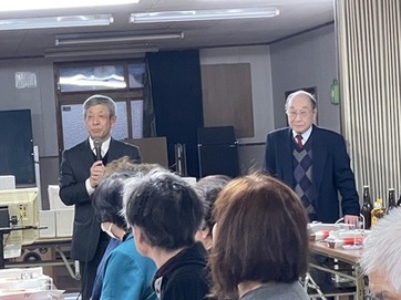 挨拶をする沢田広志会長（写真左）と司会の青木裕嗣さん（写真右）