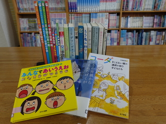 聴覚障害にかかる図書の特設コーナーの写真