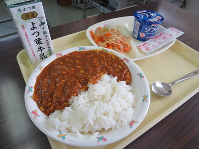 給食メニューの「マーボーカレーライス」