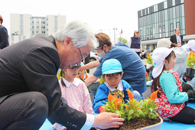 砂川天使幼稚園親子花の植栽
