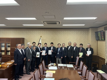 東国幹財務大臣政務官