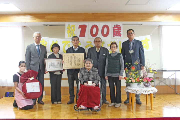 100歳敬老祝い金贈呈
