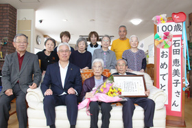 100歳敬老祝い金贈呈
