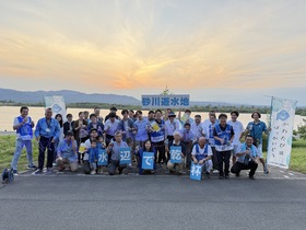 水辺で乾杯