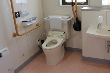 公民館の多目的トイレの画像
