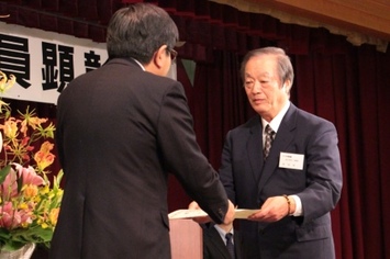 其田栄一さんへ30周年勤続表彰感謝状を贈呈している様子