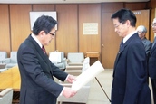 中道博武様が北海道知事感謝状、砂川市統計功労者表彰を受けている様子