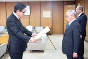 武藤和實様が北海道知事感謝状、砂川市統計功労者表彰受けている様子