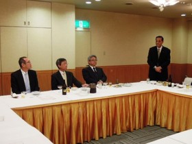 3名の男性が座っており、左から多葉田取締役、石本社長、工藤常務