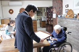 100歳長寿祝金贈呈浅谷キヌさん