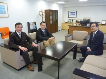 ビーアンドジー財団菅原専務理事、古山常務理事と善岡市長の3人が対談している様子