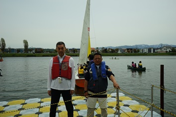 ヨット・カヌー試乗会を手伝う成田さんと坂本さん