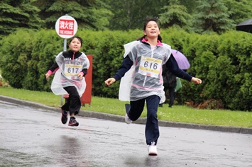 雨の中、一生懸命走る参加者