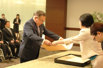 5月に行われた叙勲伝達式で高橋はるみ北海道知事から受章を伝達される東英男氏