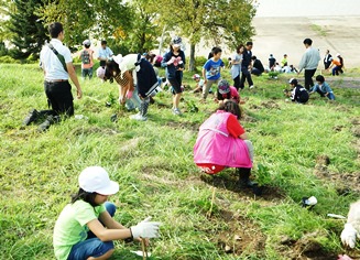 ボランティアと小学生があじさいを植栽している様子
