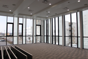 2階大会議室　天井が高く開放的な空間です