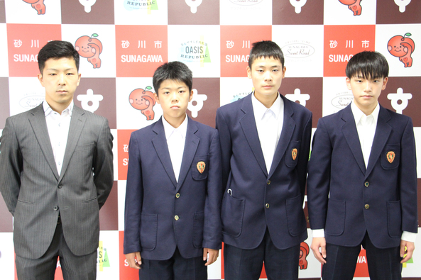 写真左から清水先生、源野佑君、菊地悠刀君、高橋輝君