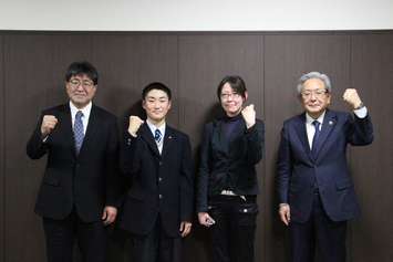 写真左から高野校長、安藤朔也さん、鈴木顧問