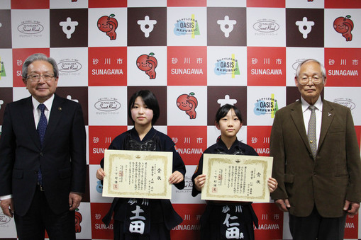 土田奈々さん(写真左から2人目)、仁田真菜美さん(写真左から3人目)