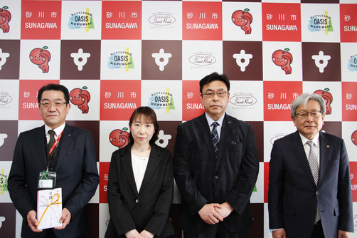 ホットサービス㈱多田代表取締役(写真左から3人目)とあったか館宮武施設長(写真左から2人目)