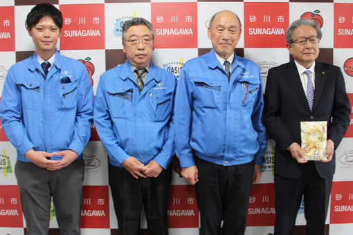 写真左から松尾非住宅フロア担当課長、海野執行役員、松尾社長