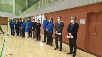 山田会長（写真右）をはじめ砂川ライオンズクラブの皆さんと髙橋教育長（写真右から2人目）