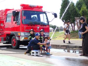 放水している子ども