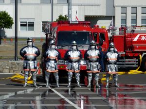 消防車の前で整列している消防団員