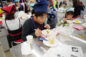 食事している写真