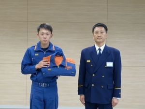 左に染川消防士、右に山崎支署長が並んでいる写真