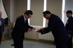 認定書を手渡している写真