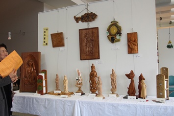 木彫りの仏像の展示