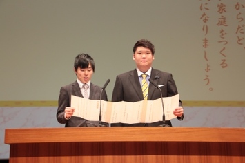 市民憲章を朗唱する安田健志郎さん（左）と柿澤公紀さん（右）